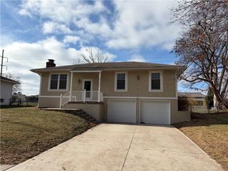 302 NW Shamrock Avenue, Lee's Summit, MO 64081