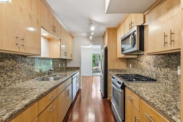 1833 Holland Dr, Walnut Creek, CA 94596