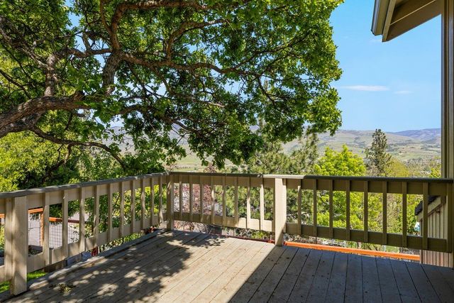 575 Dogwood Way, Ashland, OR 97520