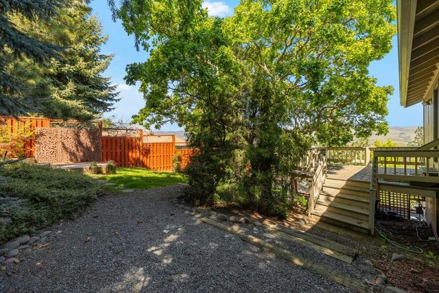 575 Dogwood Way, Ashland, OR 97520