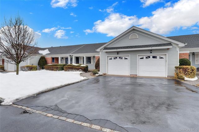 11 Primrose Lane, North Babylon, NY 11703