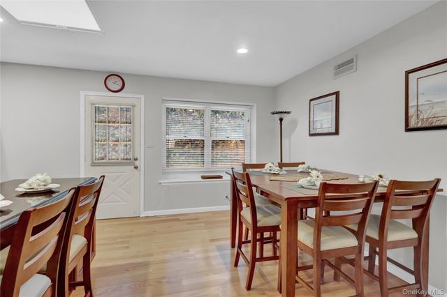 11 Primrose Lane, North Babylon, NY 11703