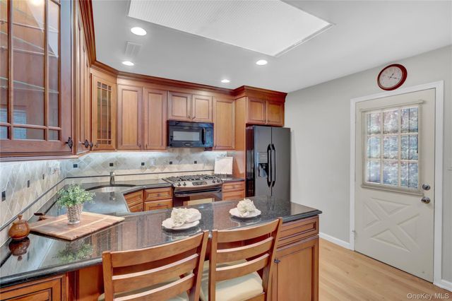 11 Primrose Lane, North Babylon, NY 11703