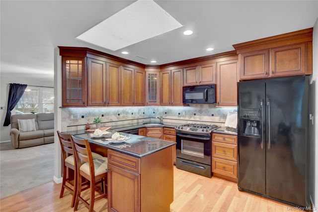 11 Primrose Lane, North Babylon, NY 11703