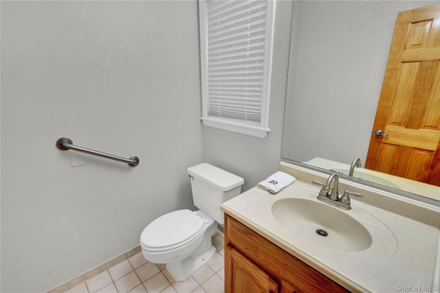 11 Primrose Lane, North Babylon, NY 11703