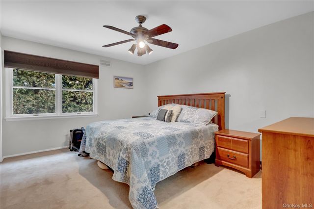 11 Primrose Lane, North Babylon, NY 11703