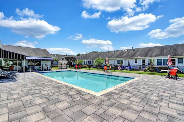 11 Primrose Lane, North Babylon, NY 11703