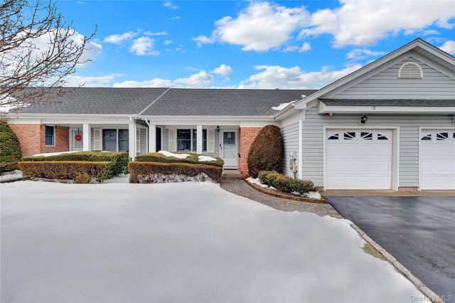 11 Primrose Lane, North Babylon, NY 11703