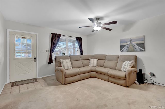 11 Primrose Lane, North Babylon, NY 11703