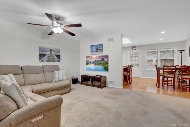 11 Primrose Lane, North Babylon, NY 11703