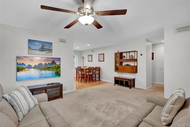 11 Primrose Lane, North Babylon, NY 11703