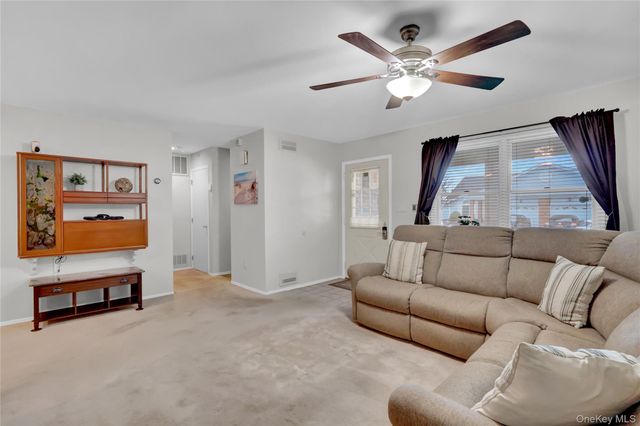 11 Primrose Lane, North Babylon, NY 11703