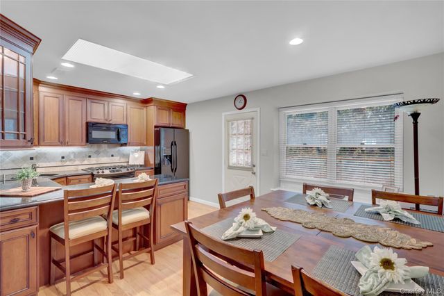 11 Primrose Lane, North Babylon, NY 11703