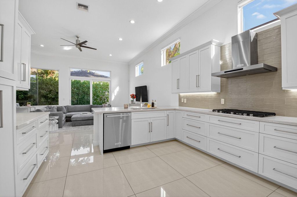 Image 14 of property listing at 6270 NW 43rd Terrace, Boca Raton, FL 33496