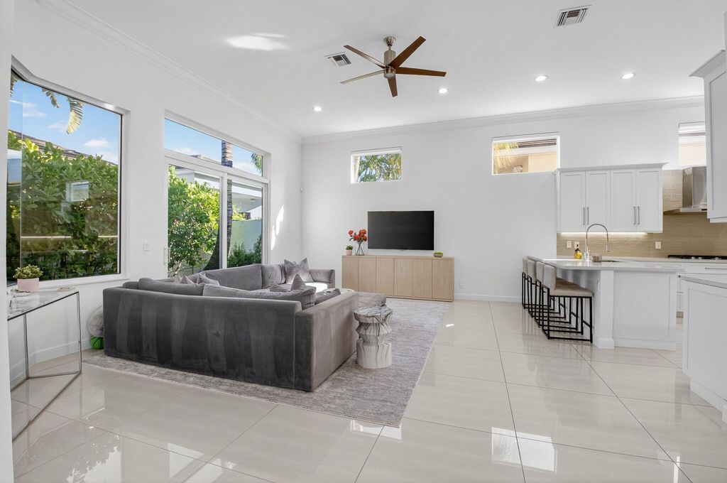 Image 8 of property listing at 6270 NW 43rd Terrace, Boca Raton, FL 33496