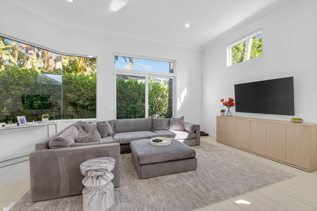 Image 9 of property listing at 6270 NW 43rd Terrace, Boca Raton, FL 33496