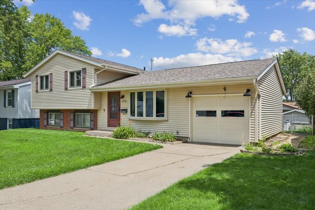 2331 N Thornwood Avenue, Davenport, IA 52804