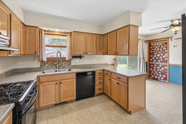 2331 N Thornwood Avenue, Davenport, IA 52804