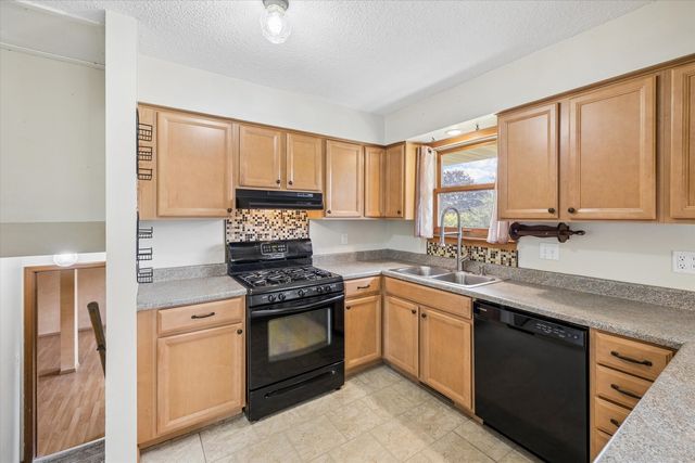 2331 N Thornwood Avenue, Davenport, IA 52804