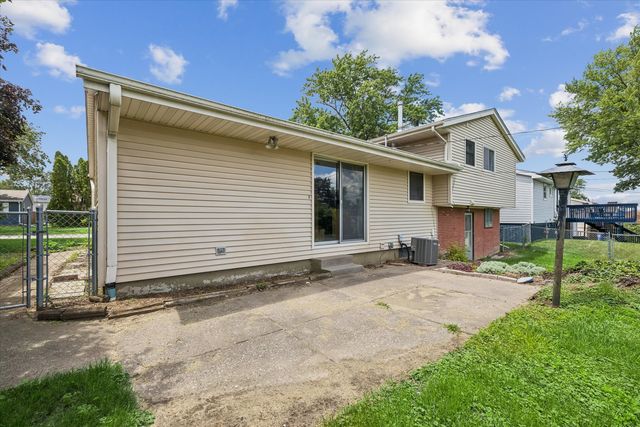 2331 N Thornwood Avenue, Davenport, IA 52804