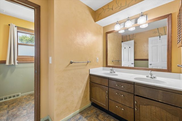 2331 N Thornwood Avenue, Davenport, IA 52804