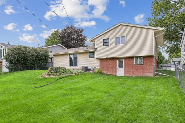 2331 N Thornwood Avenue, Davenport, IA 52804