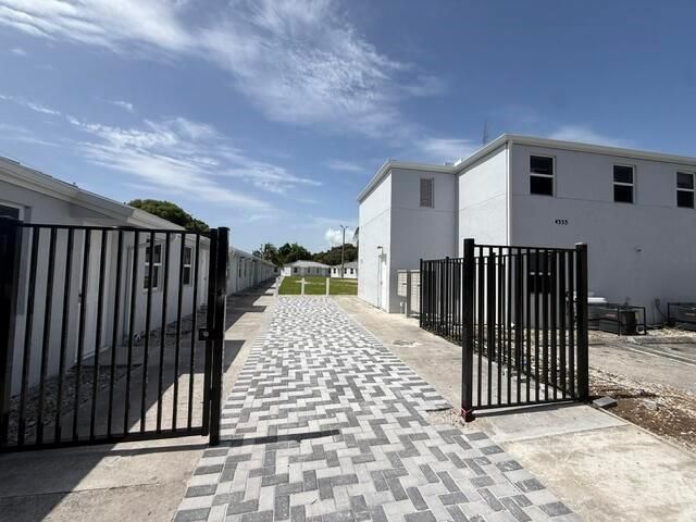 4393 Windsor Avenue 23, West Palm Beach, FL 33407