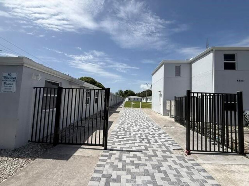 4393 Windsor Avenue 23, West Palm Beach, FL 33407
