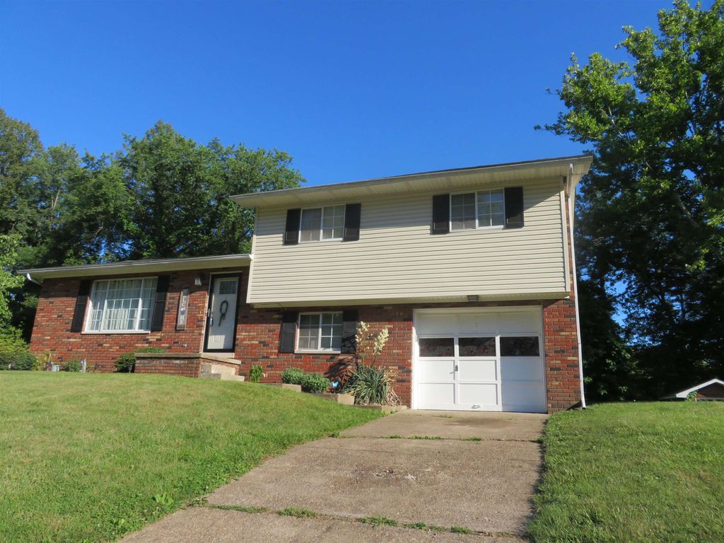 2216 AVINELL DRIVE, Milton, WV 25541