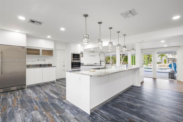 1895 Ixora Rd, North Miami, FL 33181