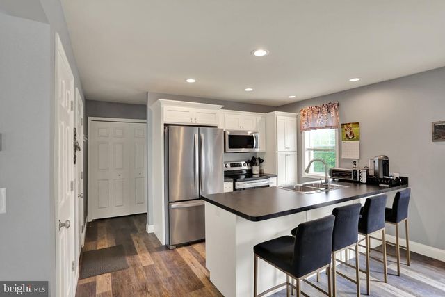 413 SMOKERING DR, Robesonia, PA 19551