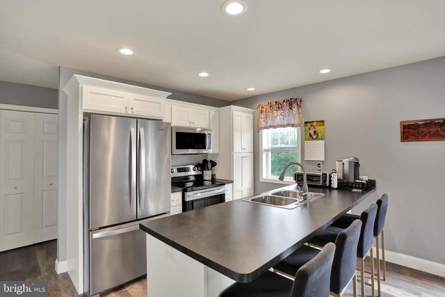 413 SMOKERING DR, Robesonia, PA 19551