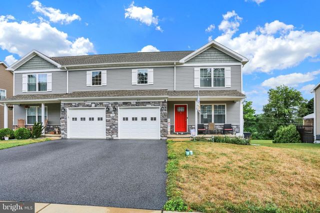 413 SMOKERING DR, Robesonia, PA 19551