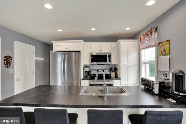 413 SMOKERING DR, Robesonia, PA 19551