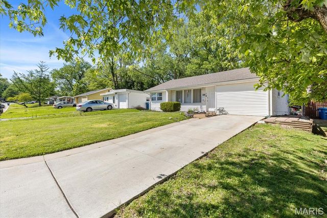 8409 Engler Avenue, St John, MO 63114