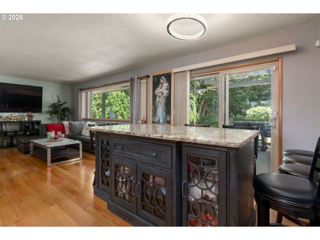 2042 Se 138TH Ave, Portland, OR 97233
