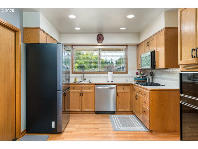 2042 Se 138TH Ave, Portland, OR 97233