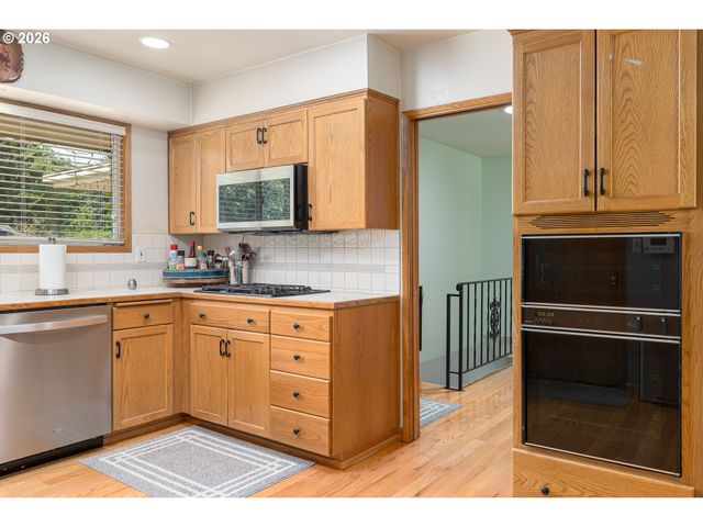 2042 Se 138TH Ave, Portland, OR 97233