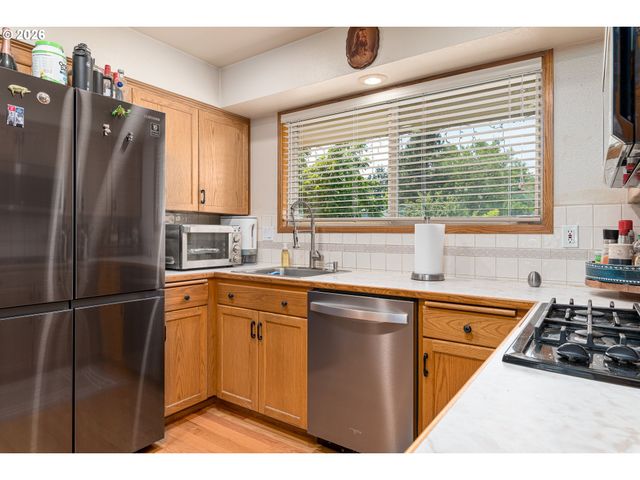 2042 Se 138TH Ave, Portland, OR 97233