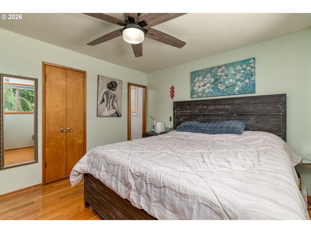 2042 Se 138TH Ave, Portland, OR 97233