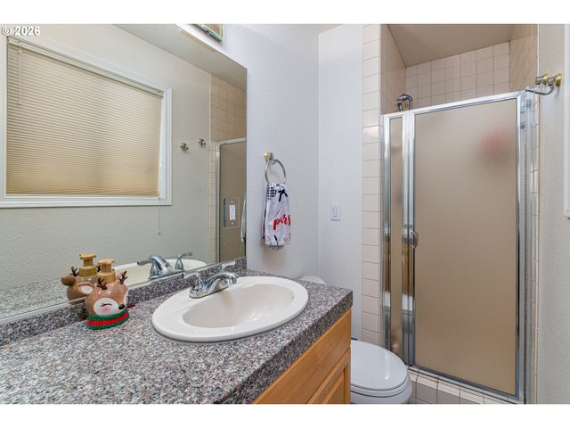 2042 Se 138TH Ave, Portland, OR 97233