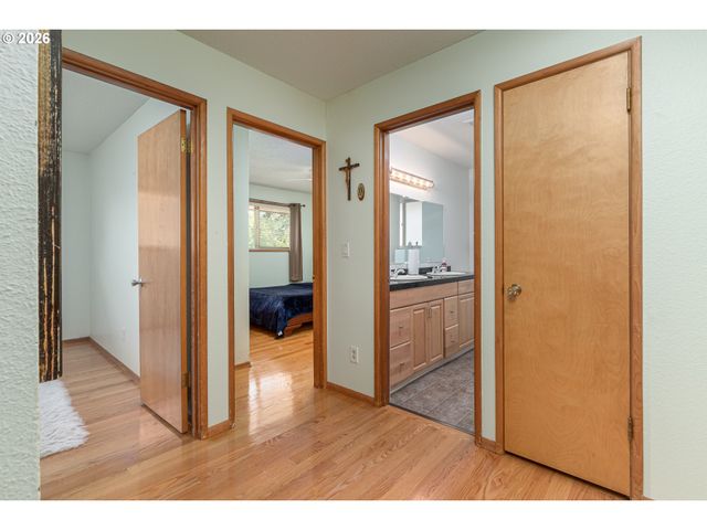 2042 Se 138TH Ave, Portland, OR 97233