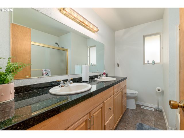 2042 Se 138TH Ave, Portland, OR 97233
