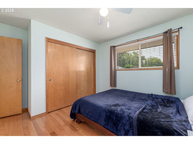2042 Se 138TH Ave, Portland, OR 97233