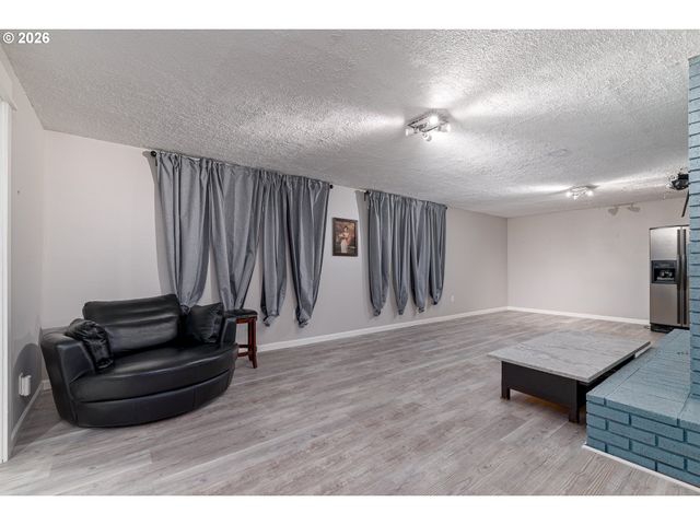 2042 Se 138TH Ave, Portland, OR 97233
