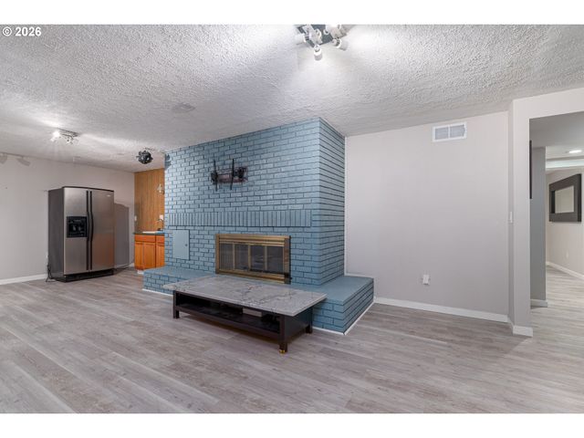 2042 Se 138TH Ave, Portland, OR 97233