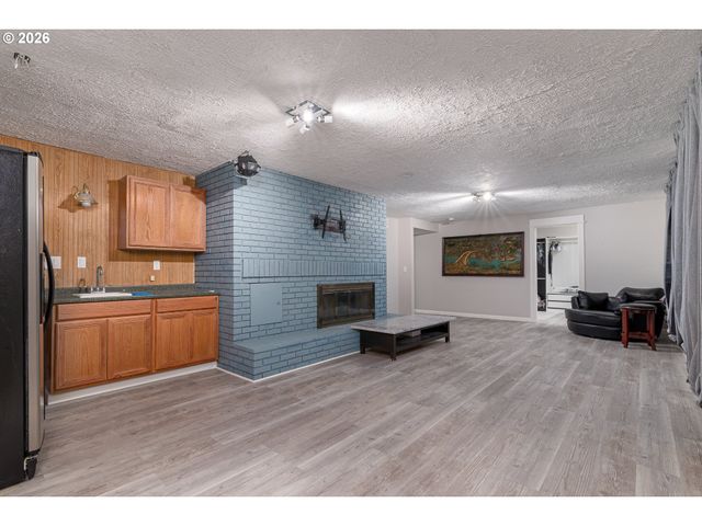 2042 Se 138TH Ave, Portland, OR 97233