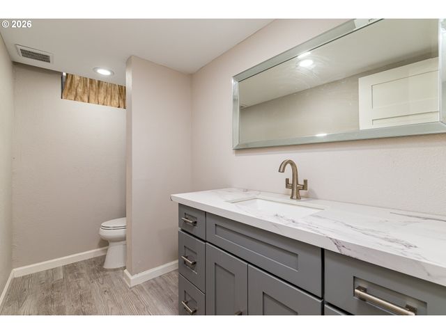 2042 Se 138TH Ave, Portland, OR 97233