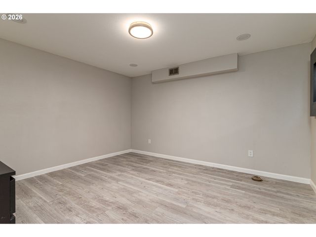 2042 Se 138TH Ave, Portland, OR 97233