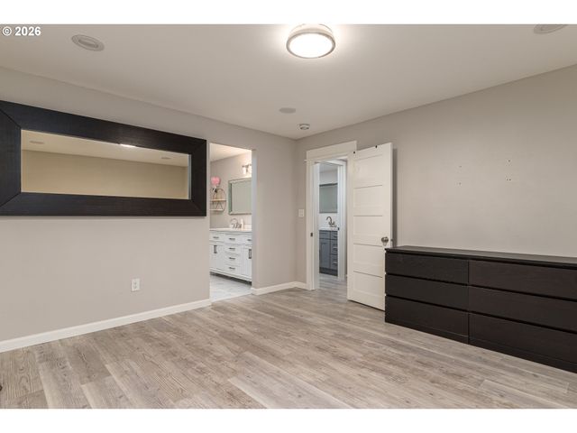 2042 Se 138TH Ave, Portland, OR 97233